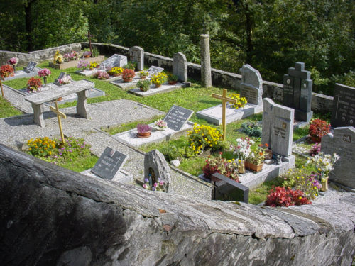 Gräber mit Grabsteinen und Kreuzen im Valle die Verzasca