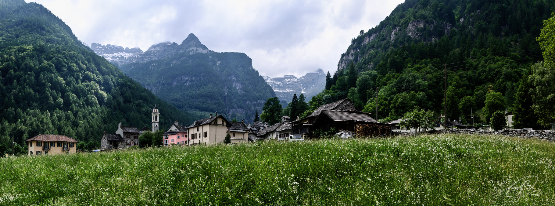 Panormablick auf Sonigno im Valle Verzasca Tessin Schweiz