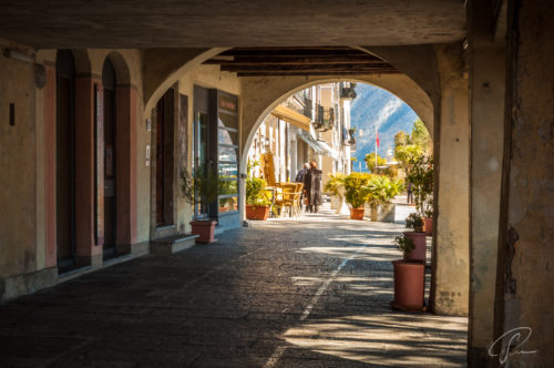Gallerie mit Torbögen, Geschäften und Restaurants am Ufer des Lago die Lugano in Morcote
