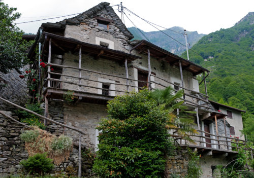 Urtümliches Rustico am Dorfeingang von Corippo im Valle Verzasca