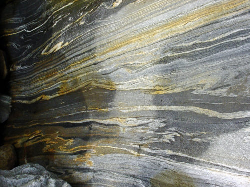 Muster der vom Wasser abgeschliffenen Felsen im Verzasca Tal