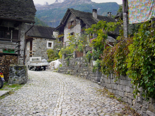 Strasse mit Kopfsteinpflaster in Sonogno Valle di Verzasca